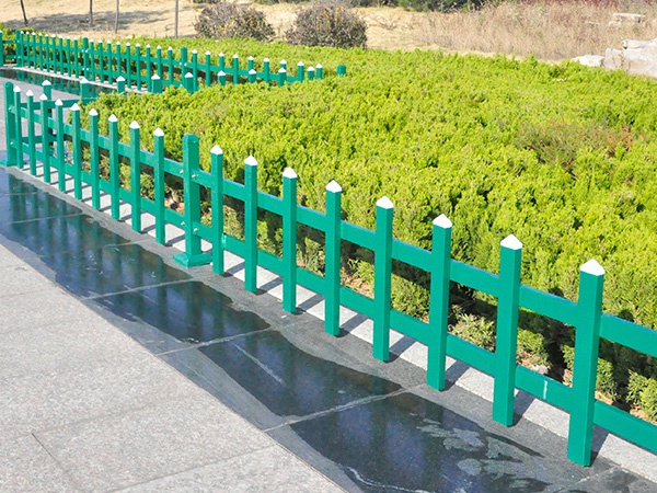 學(xué)校草坪護(hù)欄圖片