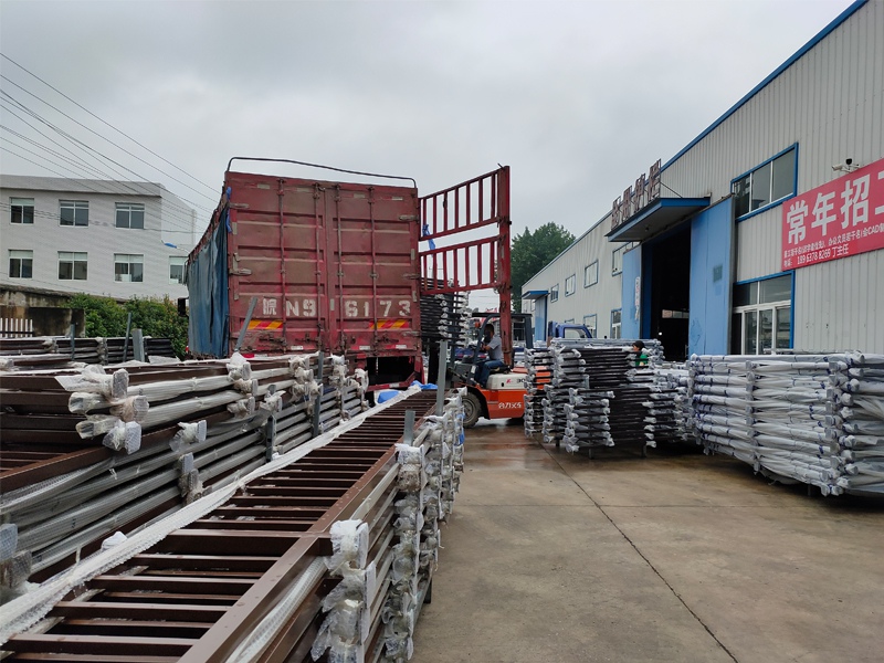 金用護(hù)欄2020年7月17日下午鋅鋼玻璃護(hù)欄產(chǎn)品裝車發(fā)貨! 金用護(hù)欄2020年7月17日下午鋅鋼玻璃護(hù)欄產(chǎn)品裝車發(fā)貨!