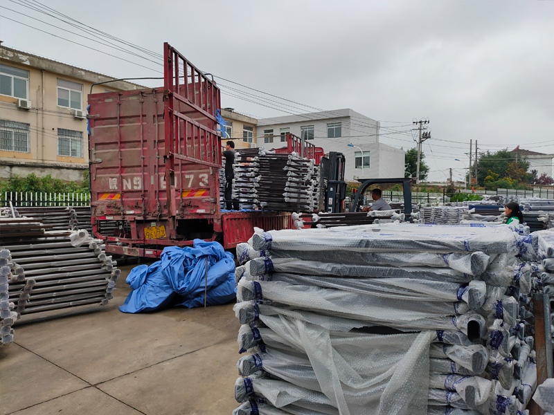 金用護(hù)欄2020年7月17日下午鋅鋼玻璃護(hù)欄產(chǎn)品裝車發(fā)貨! 金用護(hù)欄2020年7月17日下午鋅鋼玻璃護(hù)欄產(chǎn)品裝車發(fā)貨!