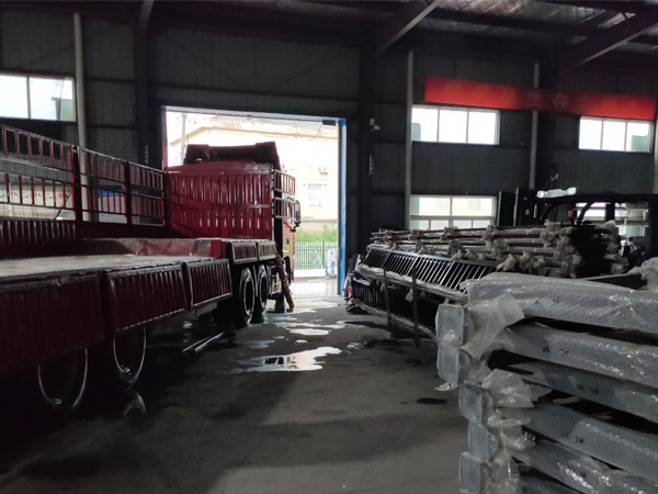 金用護欄2020年7月18日鋅鋼陽臺護欄產品裝車發貨! 金用護欄2020年7月18日鋅鋼陽臺護欄產品裝車發貨!