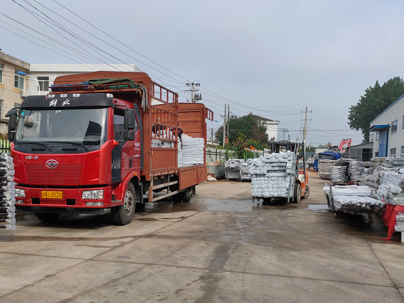 金用護欄2020年7月25日鋅鋼陽臺護欄裝車發貨! 金用護欄2020年7月25日鋅鋼陽臺護欄裝車發貨!