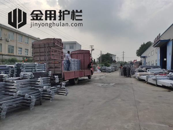 金用護欄2020年7月29日鋅鋼玻璃護欄裝車發(fā)貨! 金用護欄2020年7月29日鋅鋼玻璃護欄裝車發(fā)貨!