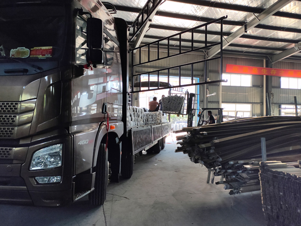 金用護(hù)欄2020年8月3日鋅鋼陽臺護(hù)欄裝車發(fā)貨！