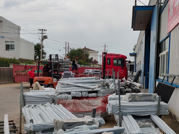 金用護欄2020年8月7日鋅鋼陽臺護欄裝車發(fā)貨！