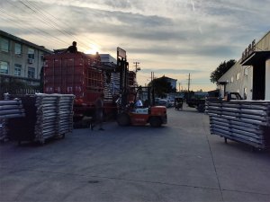 金用護(hù)欄2020年8月14日鋁合金陽臺(tái)護(hù)欄裝車發(fā)貨！