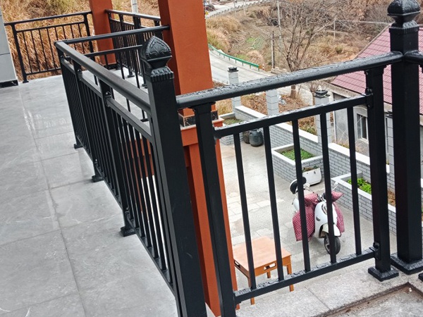 陽臺護(hù)欄桿件間距要求規(guī)范 陽臺護(hù)欄桿件間距要求規(guī)范