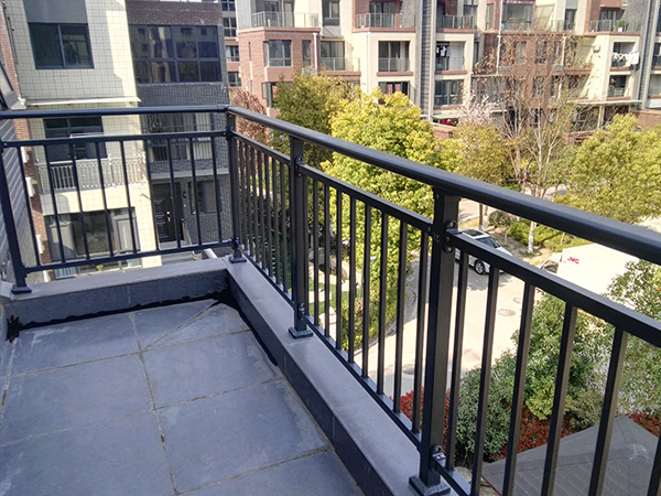 鋅鋼陽臺護欄廠家怎么選，這三點很重要！