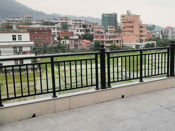 為什么建議大家選鋅鋼陽臺(tái)護(hù)欄而不選鐵藝或不銹鋼,原因在這里! 為什么建議大家選鋅鋼陽臺(tái)護(hù)欄而不選鐵藝或不銹鋼,原因在這里!