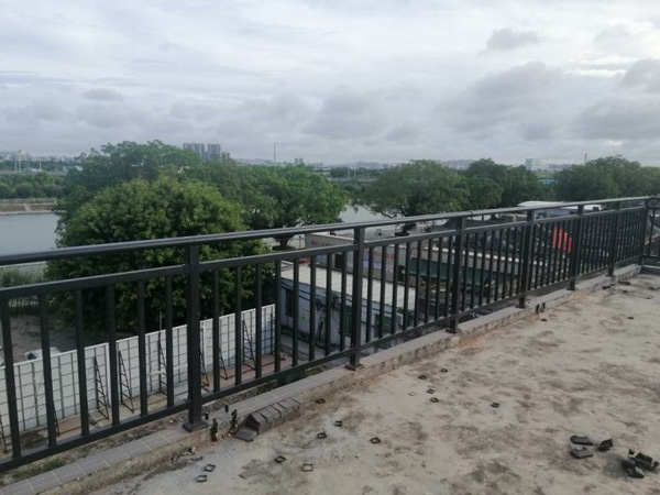 推薦2款陽臺護(hù)欄，定制價(jià)格不到60元一米！