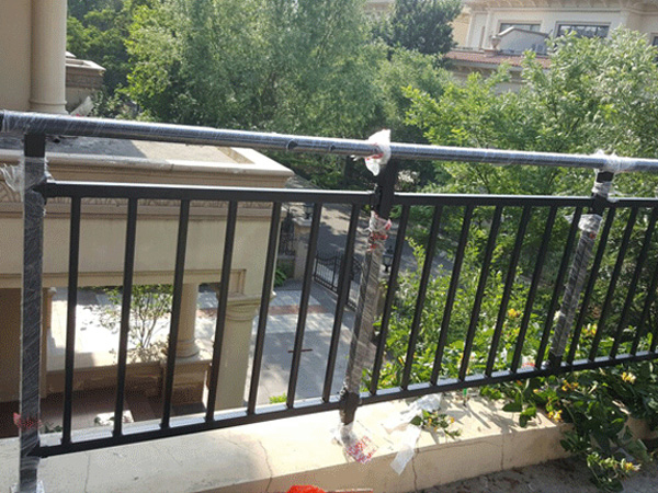 哪種陽臺護欄最適合小區樓盤上使用？這種材質最合適！