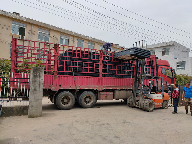 金用護(hù)欄2021年5月6日鋅鋼百葉窗發(fā)貨！