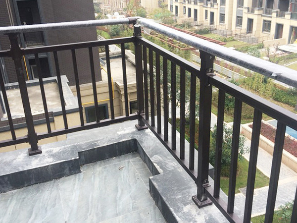 鋅鋼陽臺護(hù)欄質(zhì)量檢查辨別方法 鋅鋼陽臺護(hù)欄質(zhì)量檢查辨別方法