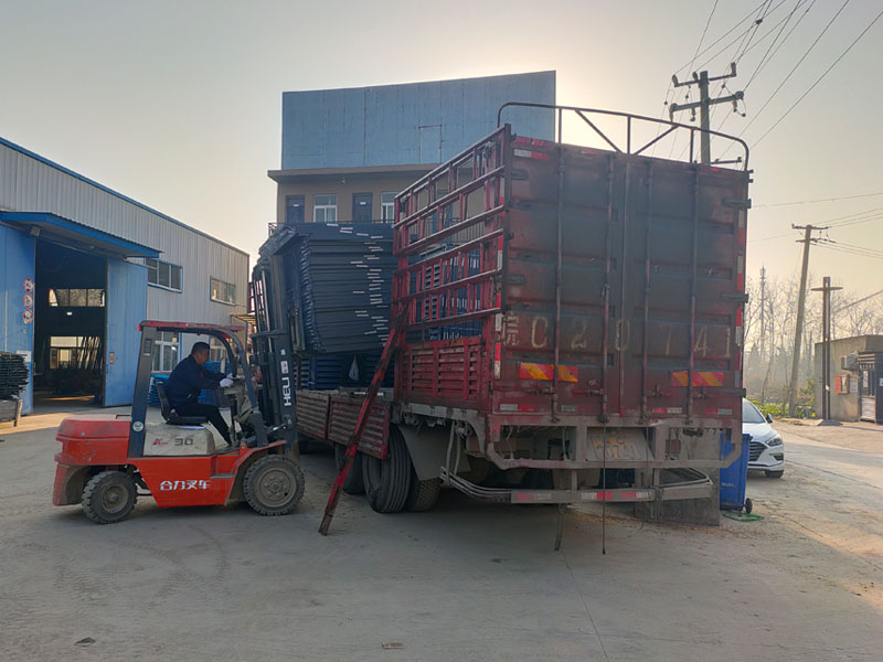 金用護(hù)欄2021年12月4日鋅鋼百葉窗裝車發(fā)貨！