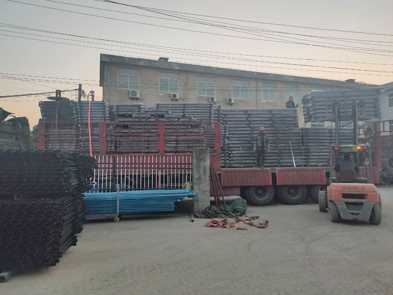 金用護欄2021年12月6日鋅鋼陽臺護欄裝車發貨! 金用護欄2021年12月6日鋅鋼陽臺護欄裝車發貨!