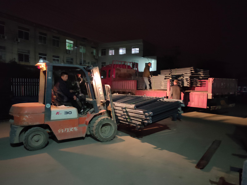 金用護(hù)欄2021年12月8日鋅鋼陽(yáng)臺(tái)欄桿裝車(chē)發(fā)貨！