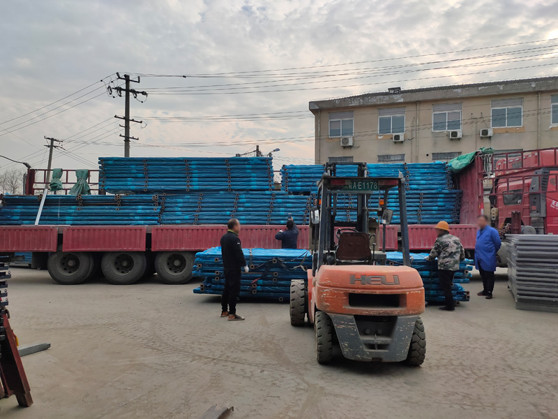 金用護欄2021年12月21日鋅鋼陽臺護欄裝車發貨！