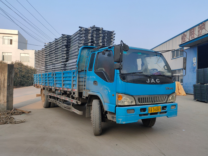 金用護欄2021年12月22日鋅鋼空調(diào)欄桿裝車發(fā)貨！