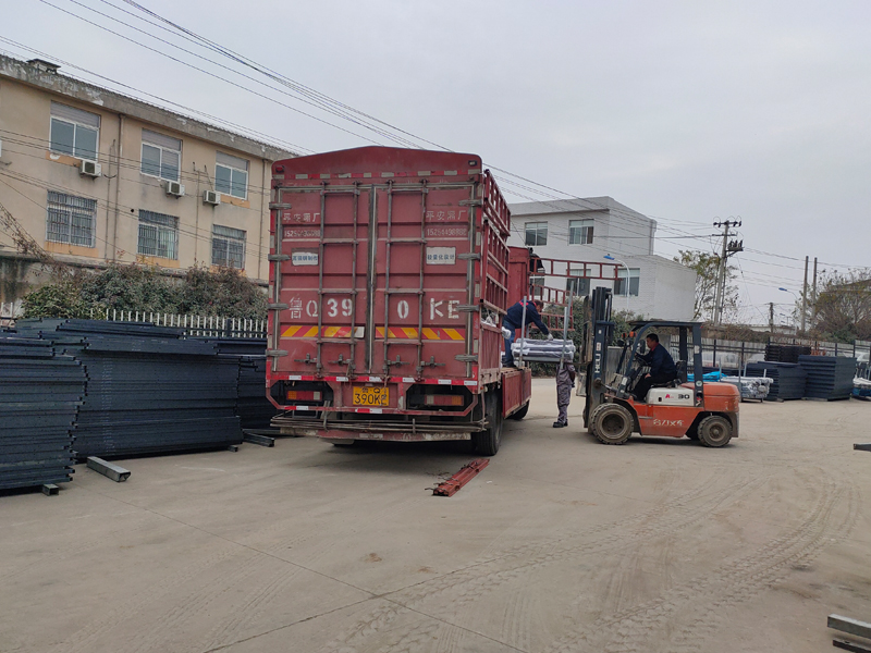 金用護欄2021年12月29日鋅鋼陽臺欄桿裝車發貨！