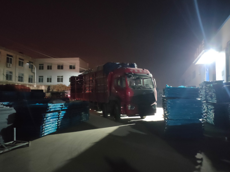 金用護欄2022年1月7日鋅鋼連廊欄桿裝車發貨! 金用護欄2022年1月7日鋅鋼連廊欄桿裝車發貨!