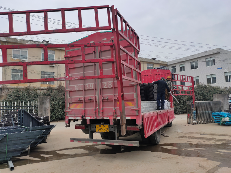  金用護欄2022年1月18日鋅鋼飄窗欄桿裝車發(fā)貨！