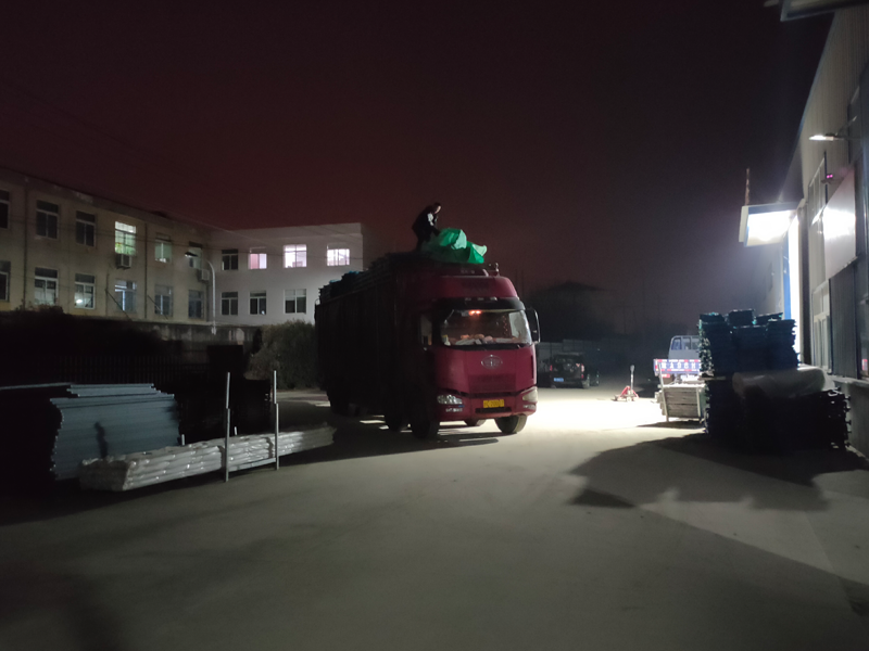 金用護欄2022年1月20日鋅鋼陽臺欄桿裝車發(fā)貨! 金用護欄2022年1月20日鋅鋼陽臺欄桿裝車發(fā)貨!