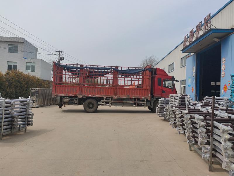 金用護欄2022年3月17日鋅鋼玻璃欄桿裝車發貨! 金用護欄2022年3月17日鋅鋼玻璃欄桿裝車發貨!