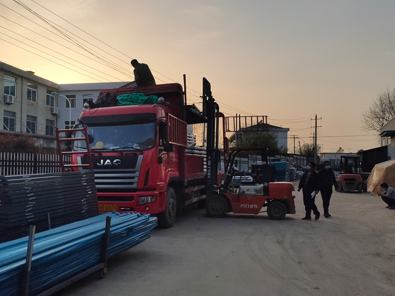 金用護欄2022年3月31日鋅鋼陽臺護欄裝車發貨！