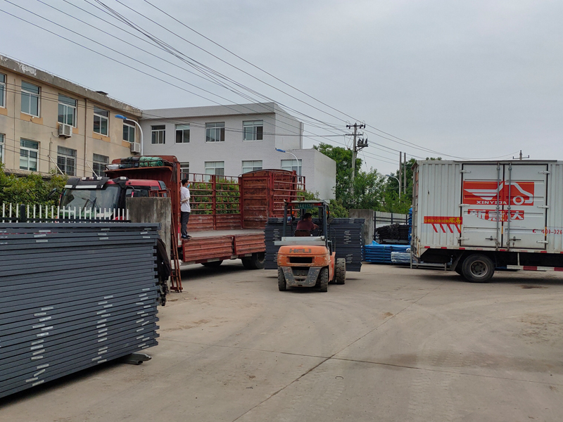 金用護欄2022年5月26日鋅鋼百葉窗裝車發貨! 金用護欄2022年5月26日鋅鋼百葉窗裝車發貨!