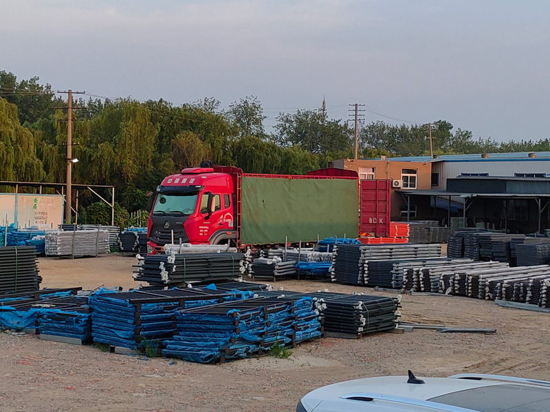 金用護(hù)欄2022年7月19日鋅鋼百葉窗裝車發(fā)貨！