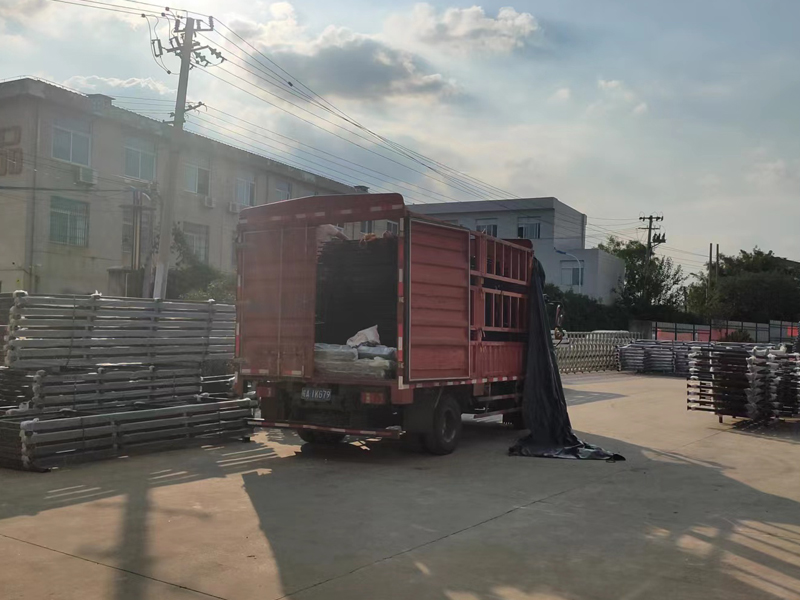 金用護(hù)欄2022年9月16日鋅鋼圍墻護(hù)欄裝車發(fā)貨！