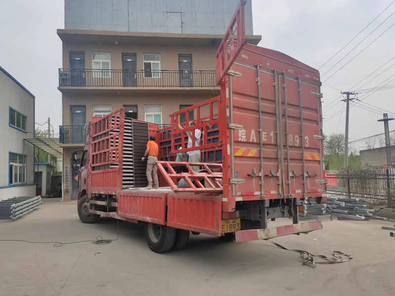 金用護欄2022年9月27日鋅鋼百葉窗裝車發貨！