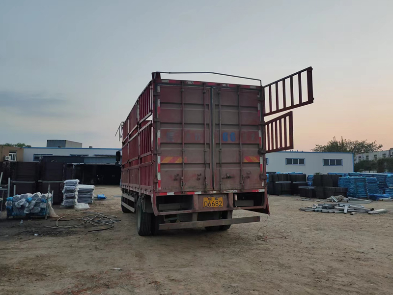 金用護欄2022年10月19日鋅鋼百葉窗裝車發貨！