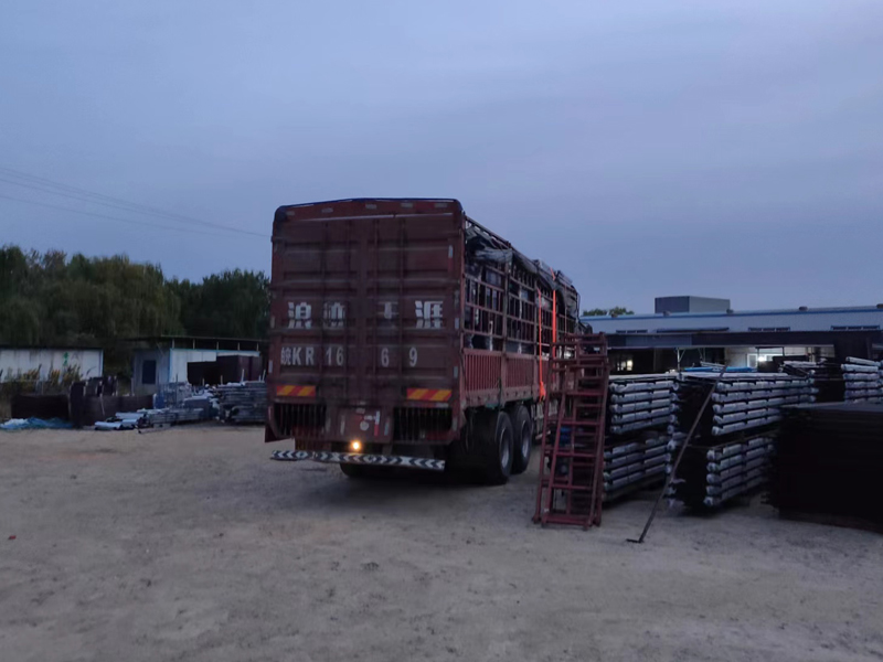 金用護欄2022年10月29日鋅鋼連廊欄桿裝車發貨! 金用護欄2022年10月29日鋅鋼連廊欄桿裝車發貨!