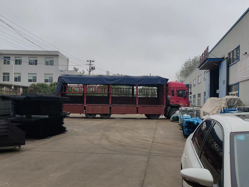 金用護欄2022年10月31日鋅鋼圍墻護欄裝車發貨！