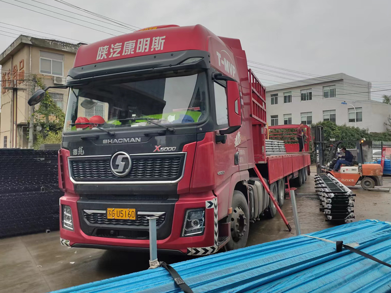 金用護(hù)欄2022年11月1日鋅鋼連廊欄桿裝車發(fā)貨! 金用護(hù)欄2022年11月1日鋅鋼連廊欄桿裝車發(fā)貨!