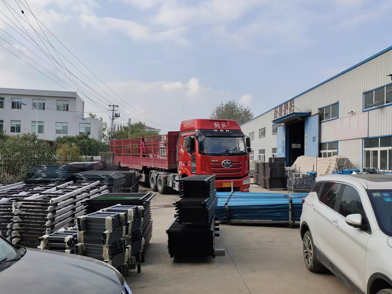 金用護欄2022年11月4日鋅鋼組裝護欄裝車發貨！