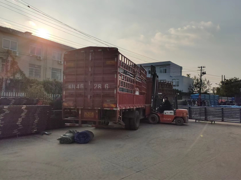 金用護(hù)欄2022年11月8日鋅鋼玻璃護(hù)欄裝車發(fā)貨！