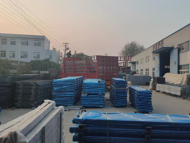 金用護(hù)欄2022年11月22日鋅鋼玻璃欄桿裝車(chē)發(fā)貨！