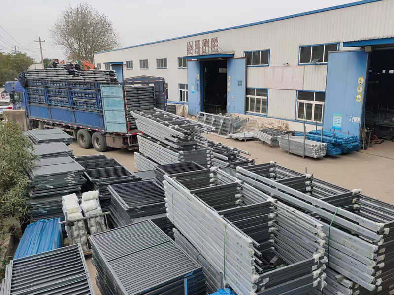 金用護欄2022年12月1日鋅鋼玻璃欄桿裝車發(fā)貨! 金用護欄2022年12月1日鋅鋼玻璃欄桿裝車發(fā)貨!