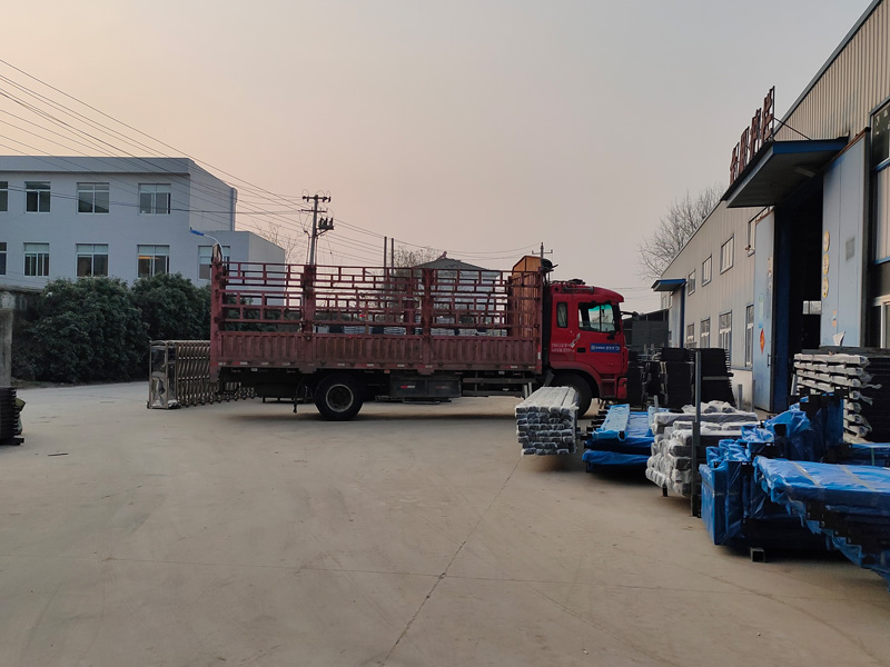 金用護欄2023年3月1日鋅鋼護窗欄桿裝車發貨！