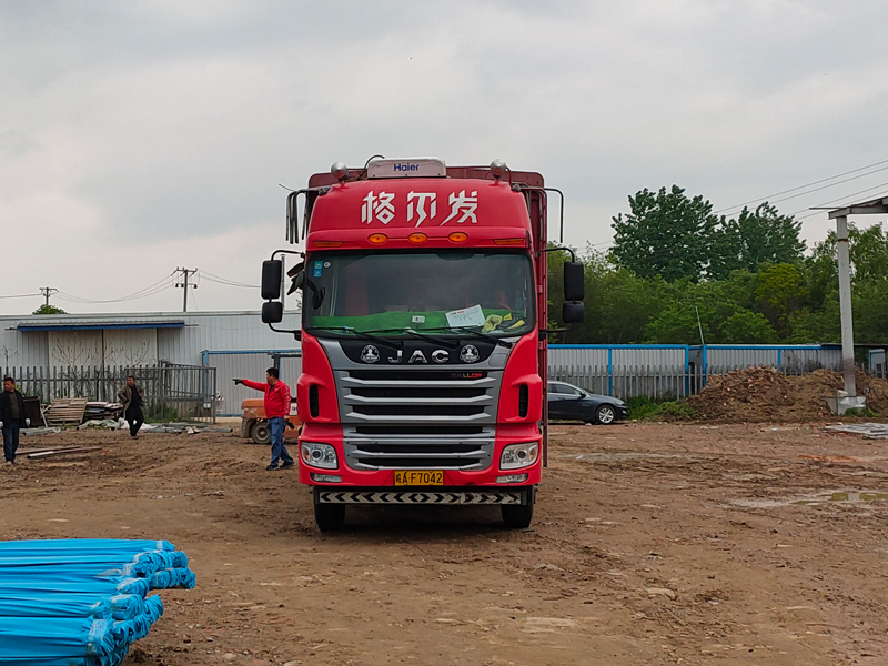 金用護(hù)欄2023年4月25日鋅鋼護(hù)窗欄桿裝車發(fā)貨！