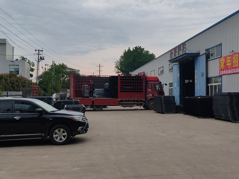 金用護欄2023年4月28日鋅鋼圍墻護欄裝車發貨！