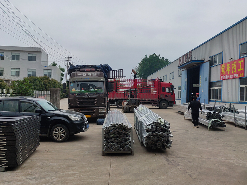 金用護(hù)欄2023年5月9日鋅鋼百葉窗裝車發(fā)貨! 金用護(hù)欄2023年5月9日鋅鋼百葉窗裝車發(fā)貨!